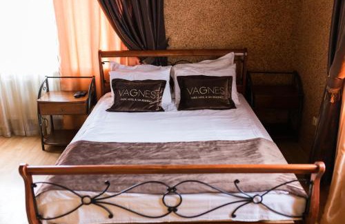 Vinnyts'ka oblast Hotel | Discover ГРК Вагнес: Pet-Friendly Stay with Pool & Hot Tub