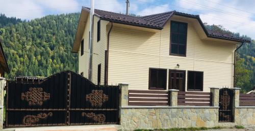 Roztoky Apartment | Mountain Dew: Family-Friendly Retreat with Pet Perks