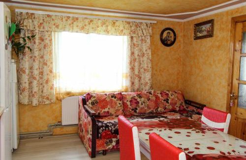 Mykulychyn House | Mountain Retreat: Family & Pet-Friendly Getaway Awaits