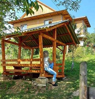 Mykulychyn House | Mountain Retreat: Family & Pet-Friendly Getaway Awaits