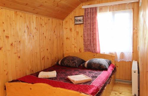 Mykulychyn House | Mountain Retreat: Family & Pet-Friendly Getaway Awaits