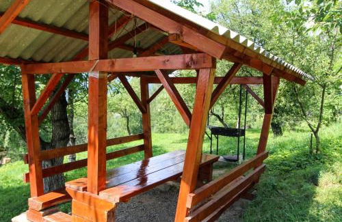 Mykulychyn House | Mountain Retreat: Family & Pet-Friendly Getaway Awaits