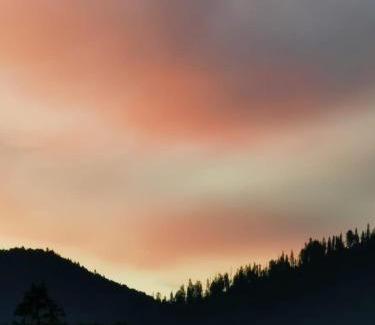 Plavya Cabin | Mountain Relaxation: Oceanfront Bliss & Family-Friendly Fun