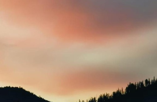 Plavya Cabin | Mountain Relaxation: Oceanfront Bliss & Family-Friendly Fun