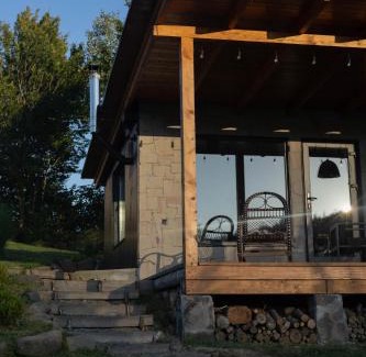 Zhdeniyevo House | Pet-Friendly Гірські будиночки with Hot Tub & Breakfast