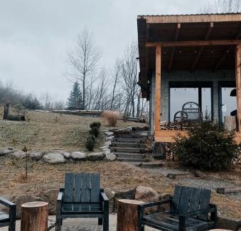 Zhdeniyevo House | Pet-Friendly Гірські будиночки with Hot Tub & Breakfast