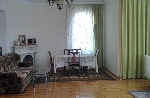 Baku House | Welcoming Shuvelan Cottage House: Pet-Friendly Retreat
