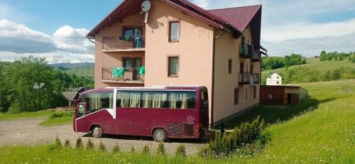Yasinya Cabin | Inviting Дзвін Карпат: Family-Friendly Getaway with Hot Tub