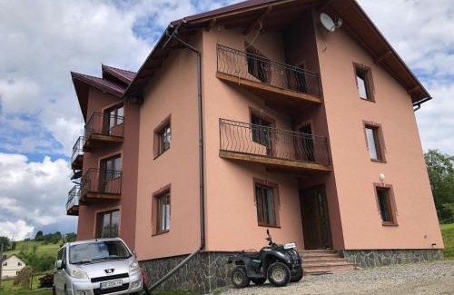 Yasinya Cabin | Inviting Дзвін Карпат: Family-Friendly Getaway with Hot Tub