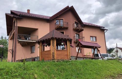 Yasinya Cabin | Inviting Дзвін Карпат: Family-Friendly Getaway with Hot Tub