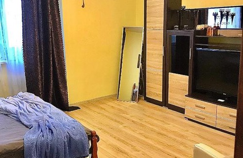 Frunzenskiy rayon Apartment | Pet-Friendly Stay at Дзержинского 7/11 with Breakfast & Hot Tub