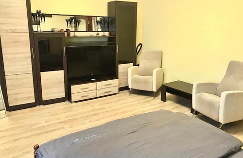 Frunzenskiy rayon Apartment | Pet-Friendly Stay at Дзержинского 7/11 with Breakfast & Hot Tub