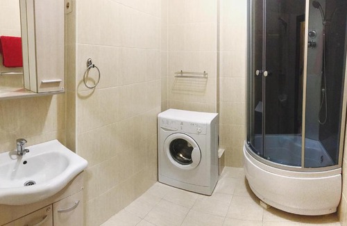 Frunzenskiy rayon Apartment | Pet-Friendly Stay at Дзержинского 7/11 with Breakfast & Hot Tub
