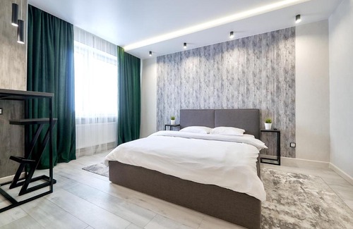 Moskovsky District Apartment | Top-Rated Дзержинского Vip 92 with Wheelchair Access