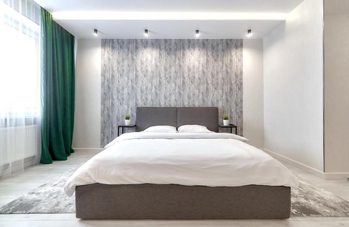 Moskovsky District Apartment | Top-Rated Дзержинского Vip 92 with Wheelchair Access