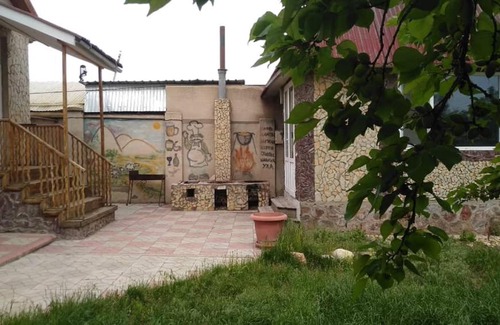 Cholpon-Ata House | Family-Friendly Динара: Guest Rated 9/10 with Kitchen Access