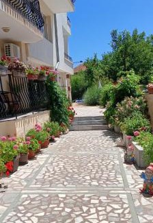 Sveti Vlas Hotel | Discover Diroshi: Oceanfront Oasis with Pool & Great Ratings