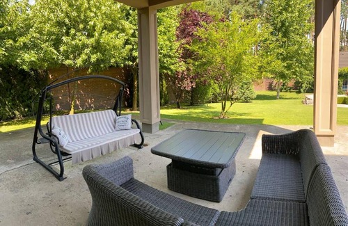 Klavdiyevo-Tarasove House | Experience Comfort at Домик Счастья with Hot Tub & Pool