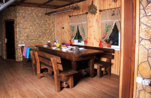 Nyzhni Mlyny House | Relaxing Getaway: Дом с баней для отпуска with Pool & Pets