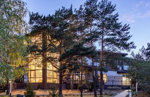 Schuchinsk Hotel | Lake House: 4-Star Retreat with Private Beach & Ocean View