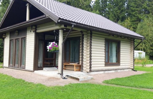 Helyul'Skoe House | Riverside Retreat: Guest Rated 10/10 with Kitchen Access
