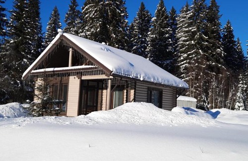 Helyul'Skoe House | Riverside Retreat: Guest Rated 10/10 with Kitchen Access