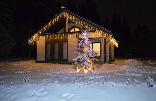 Helyul'Skoe House | Riverside Retreat: Guest Rated 10/10 with Kitchen Access