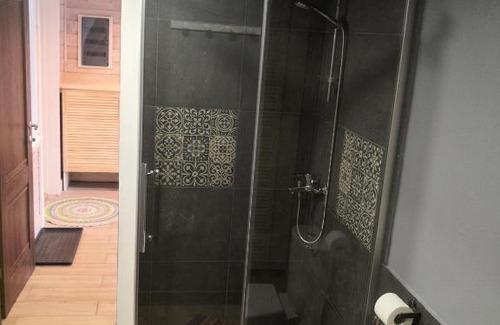 Khiytola House | Guest Rated 10/10: Дом у скалы - у Архипыча with Hot Tub
