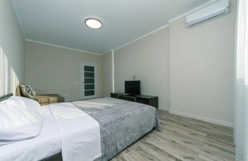 Pozniaky Apartment | Discover Драгоманова 38а: Pet & Child Friendly Retreat