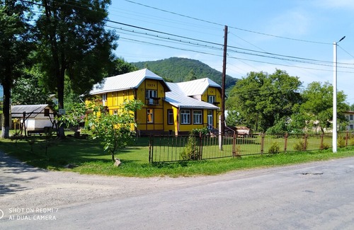 Vyzhnytsya House | Дім з видом на гори
