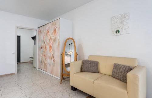 Darnyckyj Apartment | Riviera Residence: Highly Rated at 9.6/10 for Comfort