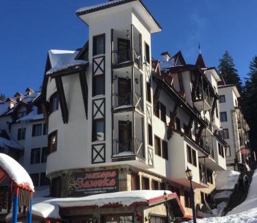 Chepelare Apartment | Discover ЗАМЪКА 1: Ideal for Families with Hot Tub & Breakfast