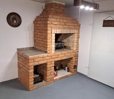 Mizhhirya Apartment | Cozy Retreat with Kitchen & Child-Friendly Amenities