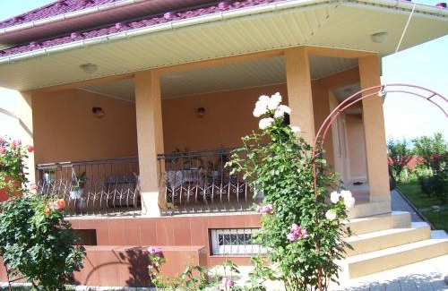 Mukachevo Villa | Discover Злоторія: Family-Friendly Stay with Kitchen Access
