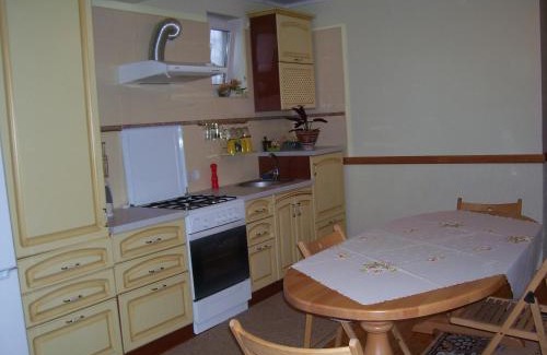 Mukachevo Villa | Discover Злоторія: Family-Friendly Stay with Kitchen Access