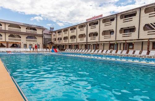 Solotvyno Hotel | Discover Золотий Павлін: Family-Friendly with Pool & Breakfast
