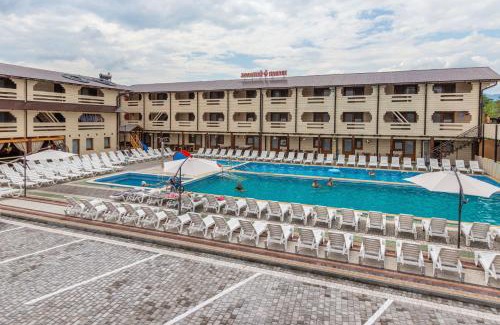 Solotvyno Hotel | Discover Золотий Павлін: Family-Friendly with Pool & Breakfast