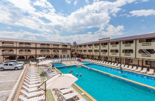 Solotvyno Hotel | Discover Золотий Павлін: Family-Friendly with Pool & Breakfast
