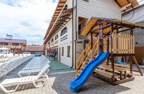 Solotvyno Hotel | Discover Золотий Павлін: Family-Friendly with Pool & Breakfast