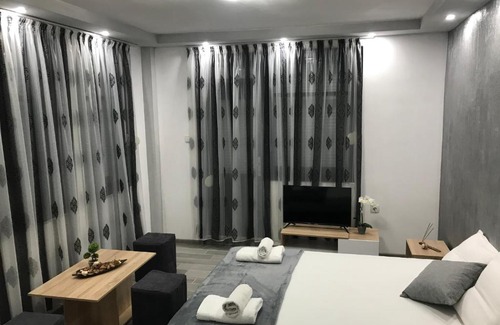 Lyaskovo House | Cozy Каламанди: Guest Rated 9/10 with Hot Tub & Breakfast