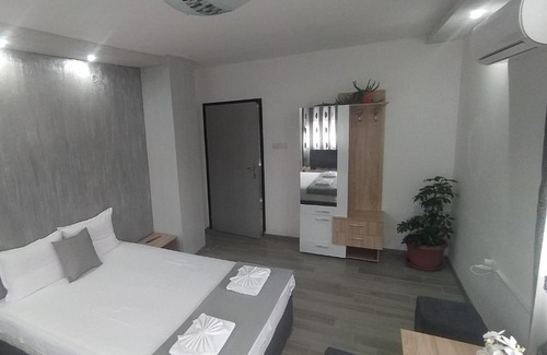 Lyaskovo House | Cozy Каламанди: Guest Rated 9/10 with Hot Tub & Breakfast