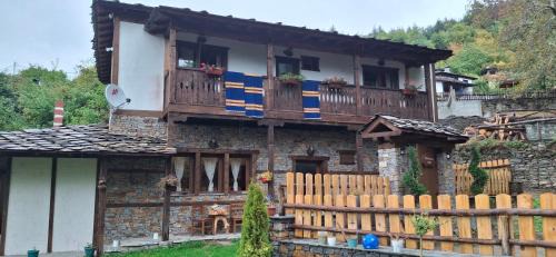Leshten House | Капсъзовата къща