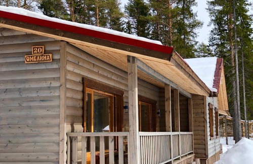 Medvezhyegorsk House | Cozy Charodei Cottage in Karelia with Oceanfront Views