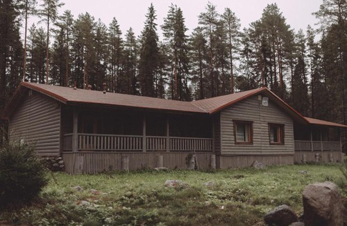Medvezhyegorsk House | Cozy Charodei Cottage in Karelia with Oceanfront Views