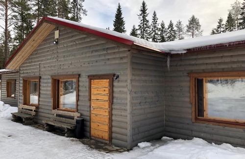 Medvezhyegorsk House | Cozy Charodei Cottage in Karelia with Oceanfront Views