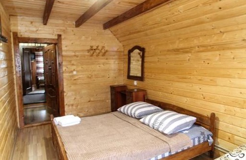 Yablunytsya House | Explore the Beautiful Карпати: Family & Pet-Friendly Stays