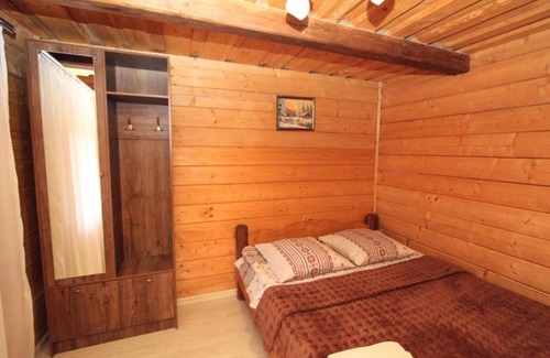 Yablunytsya House | Explore the Beautiful Карпати: Family & Pet-Friendly Stays