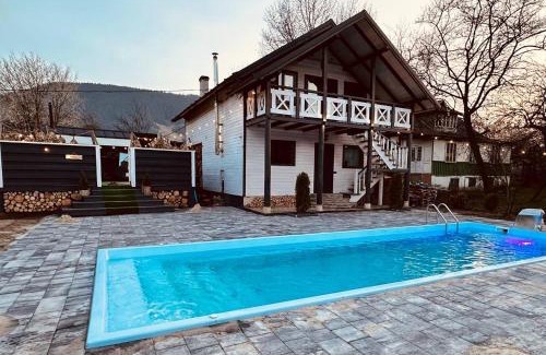 Verkhovyna Cabin | Experience Karpaty Happiness: Family-Friendly with Breakfast
