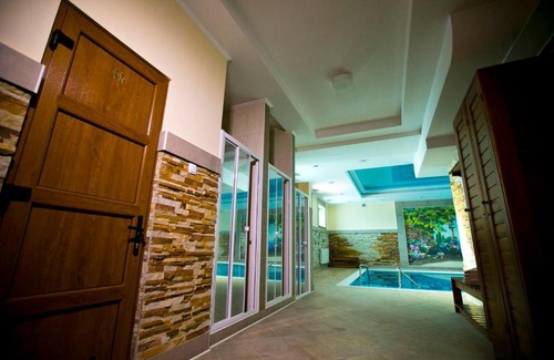 Khust Hotel | Experience the Beauty of Карпаты with a Pool and Breakfast