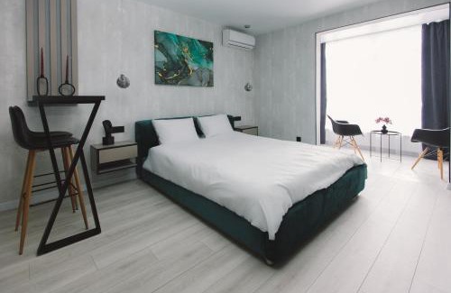 Darnyckyj Apartment | Elegant Apartment with Ocean View and Private Beach Access